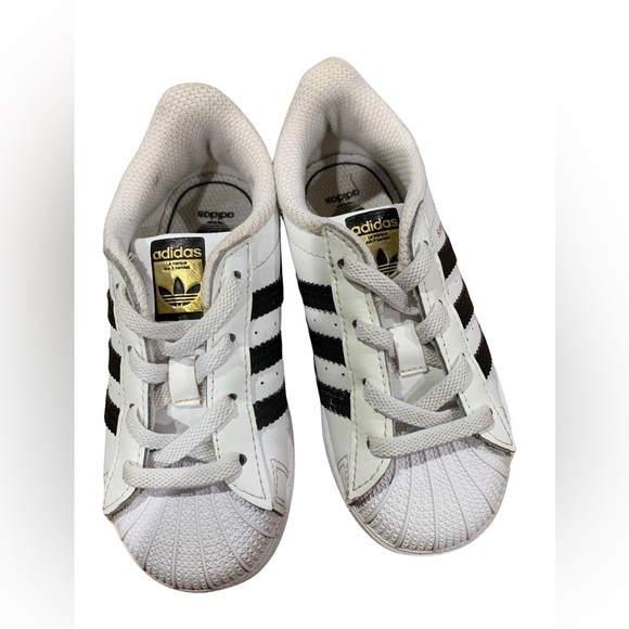 Unisex 7.5k Toddler Adidas Superstar white w/black stripes - Picture 4 of 4